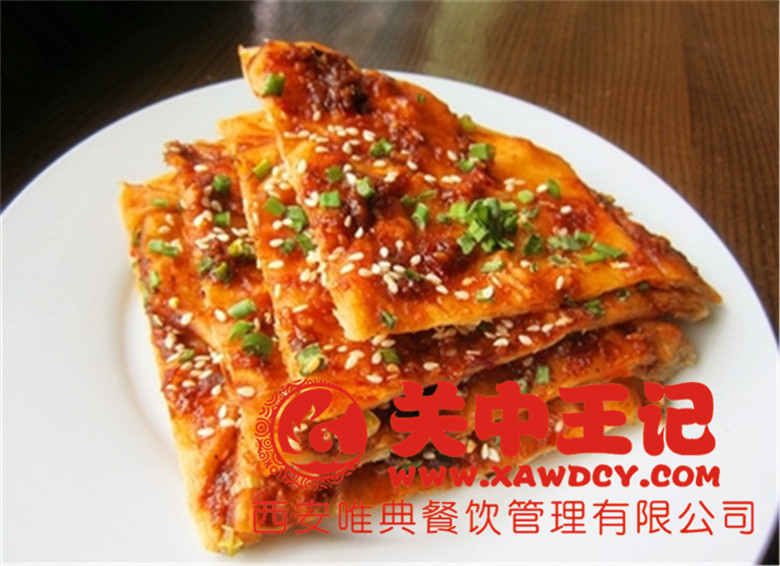 醬香餅是論斤賣的,一般價位均價在6元一斤,一斤成本2元,一天平均買50斤餅子×6元=300元毛利潤,50×2=100元成本,300元毛利潤減去100元成本=200元/天×30=6000/月×一年12個月=72000元/年收入。