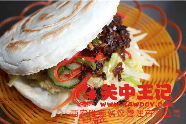 外地人首次聽說菜夾饃,都認為是病句,這是與古漢語有關,菜夾饃,其實是